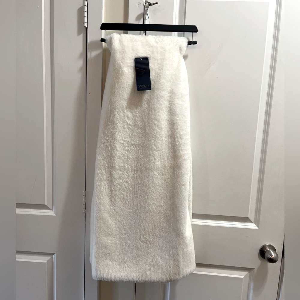 Rachel Roy White Oversized Faux Fur Throw 🤍